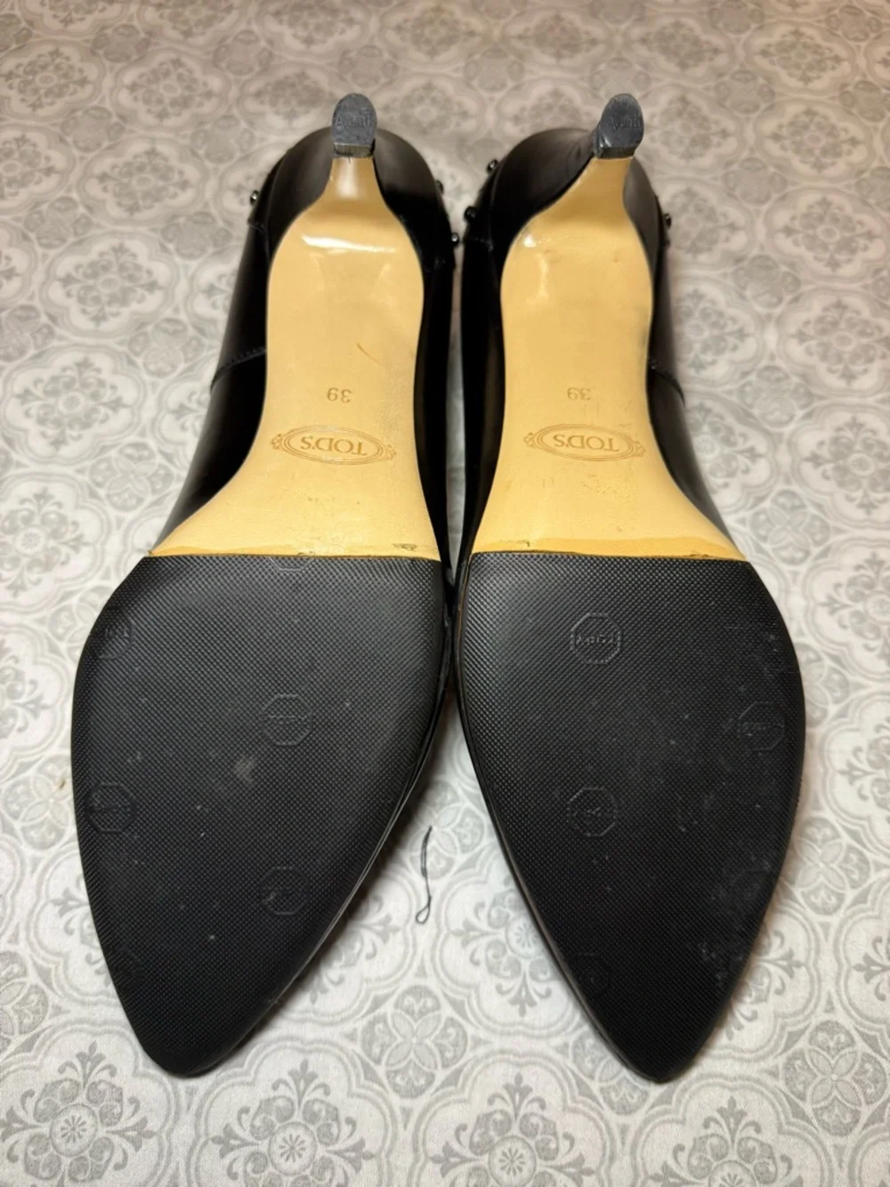 TOD'SOstudded pointed toe leather pumps Size 39